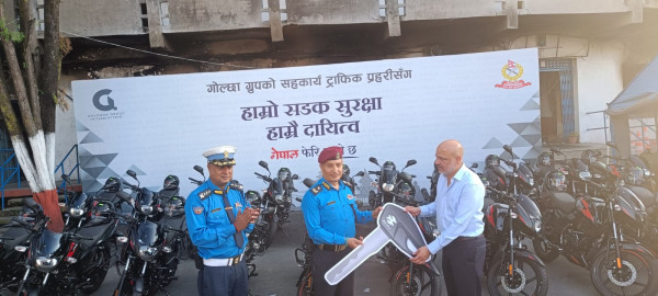 गोल्छा ग्रुपद्वारा ट्राफिक प्रहरीलाई बीस थान मोटरसाइकल प्रदान