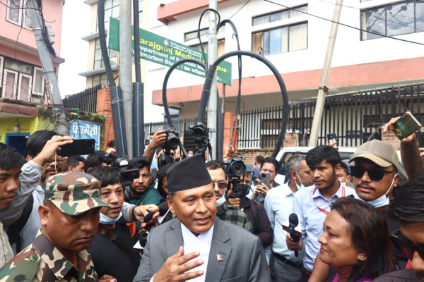 कुलमानले पदभार ग्रहण अगाडि आन्दोलनका मृतक परिवार र घाइते भेट्ने