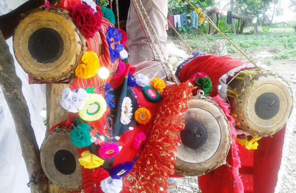 थारु समुदायको मादल बनाउने सीप ओझेलमा