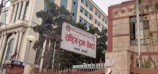 ट्रमा सेन्टरमा ७ मृतक र ५५ घाइतेको नामावली, अस्पताल बाहिर आफन्तको भिड