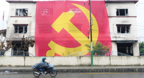 निरंकुशताविरुद्ध उभिने कि मौन रहने?