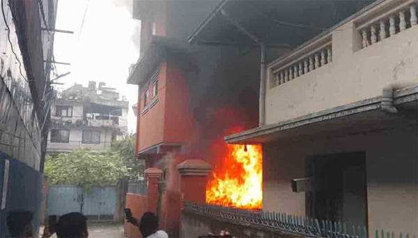 कांग्रेसका महामन्त्री गगनकुमार थापा निवासमा आगजनी