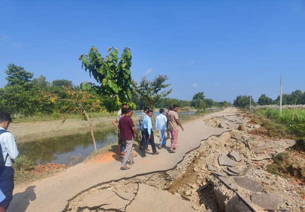 बाढीले सडक बगाउँदा राजपुरवासीको जनजीवन कष्टकर