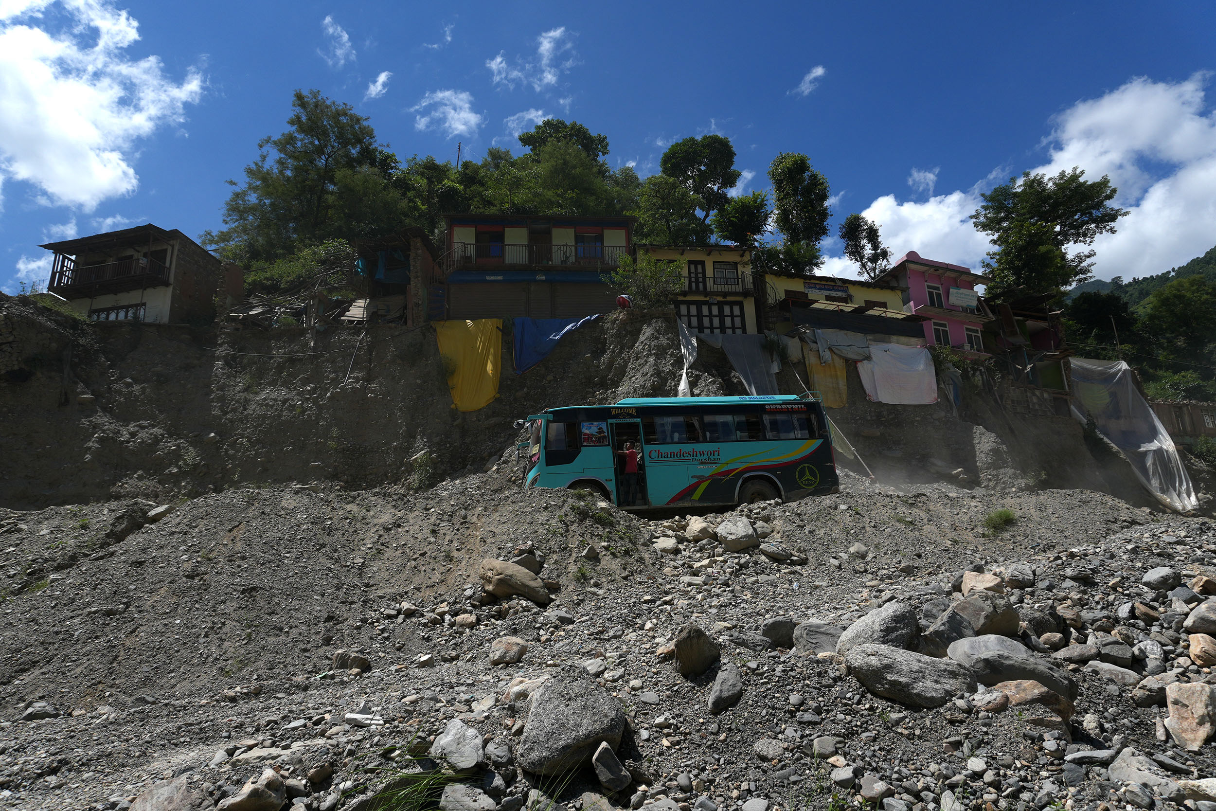 बाढीपहिराले क्षतिग्रस्त बिपी राजमार्ग, यात्रुहरुलाई सास्ती