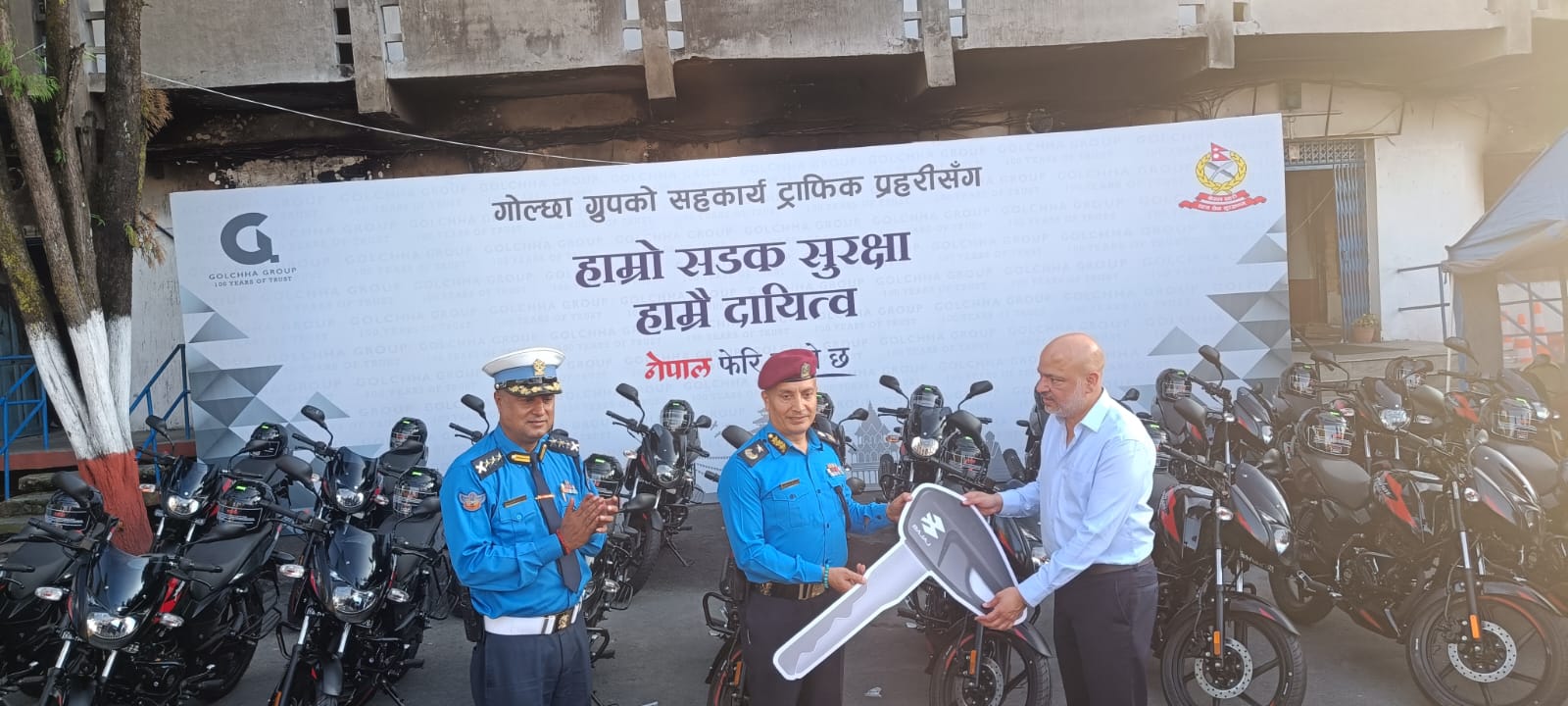 गोल्छा ग्रुपद्वारा ट्राफिक प्रहरीलाई बीस थान मोटरसाइकल प्रदान