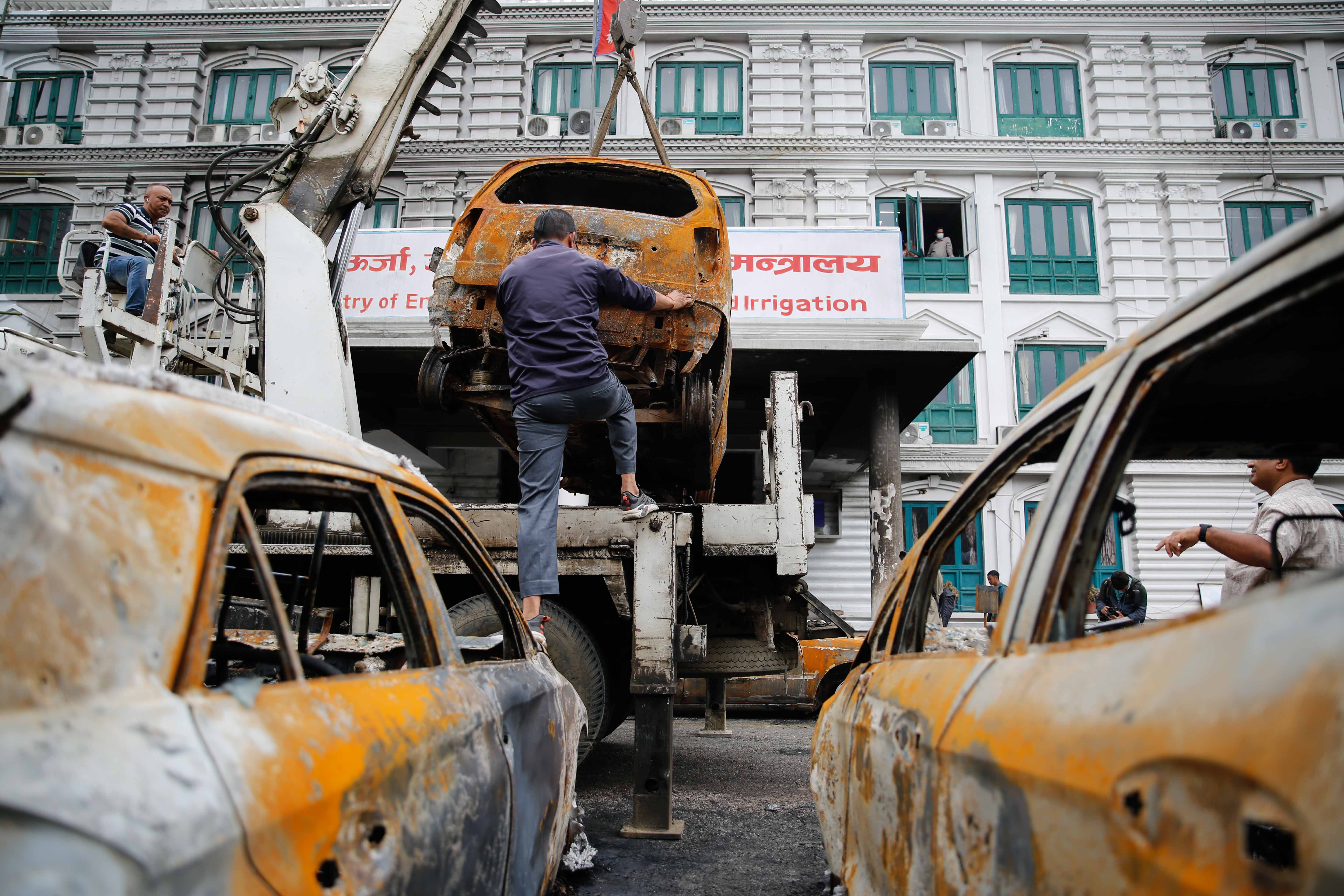 जेनजी आन्दोलनमा आगजनी गरिएका सवारी साधनहरू सिंहदरबारमा हटाउँदै