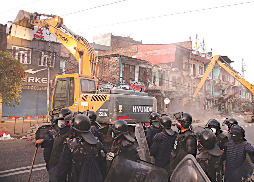 भत्किएकै घरमा जोखिमपूर्ण व्यवसाय