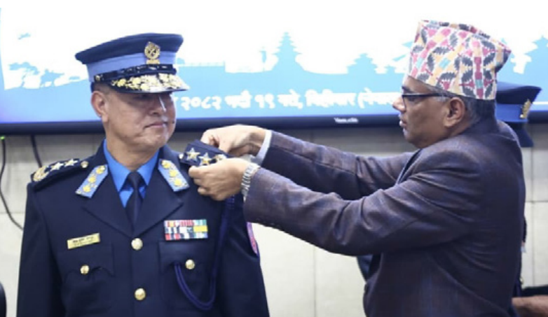 प्रहरी महानिरीक्षक खापुङलाई दर्ज्यानी चिह्न