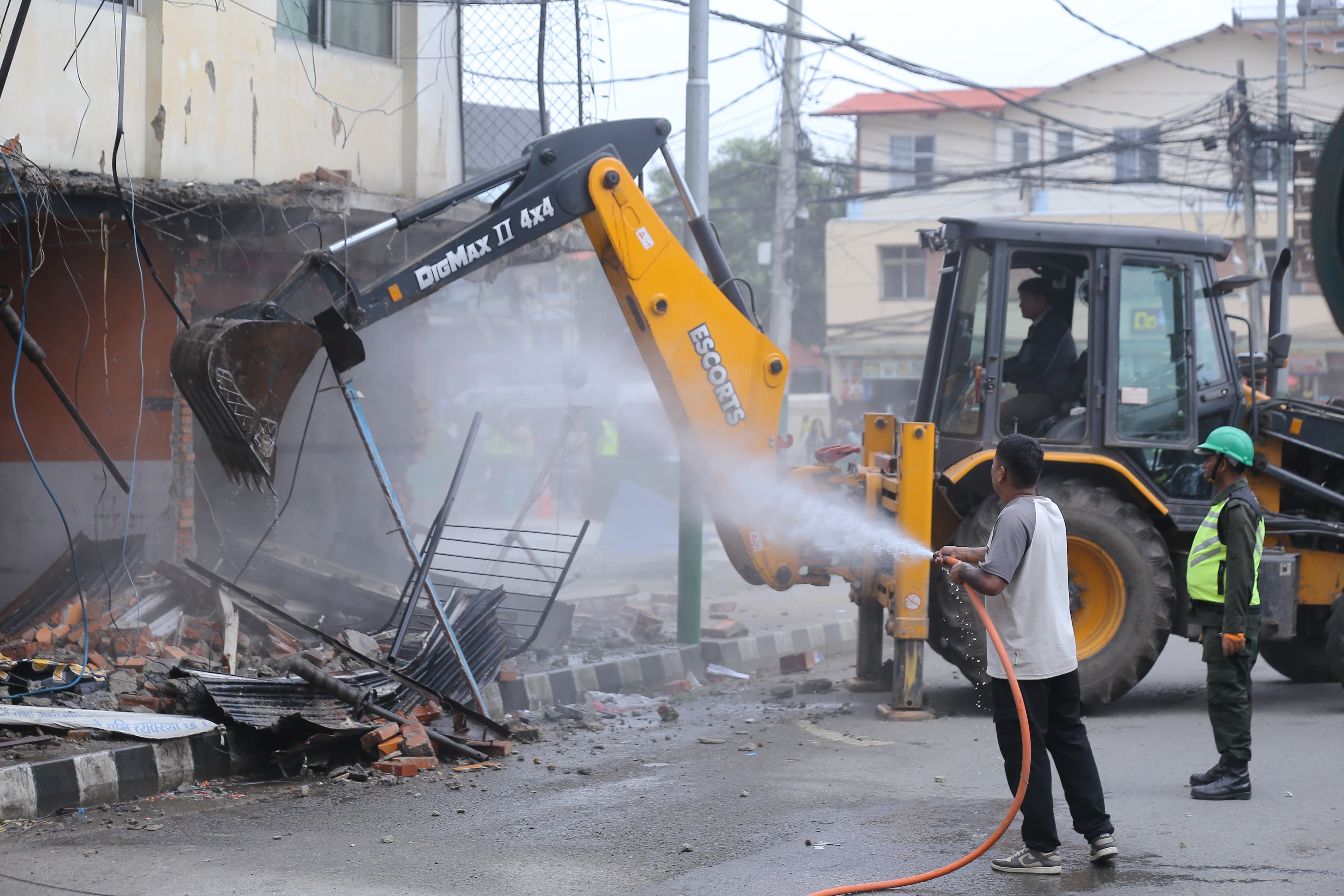 सार्वजनिक जग्गा अतिक्रमण गरी निर्माण गरिएको संरचना भत्काउदै ललितपुर महानगर
