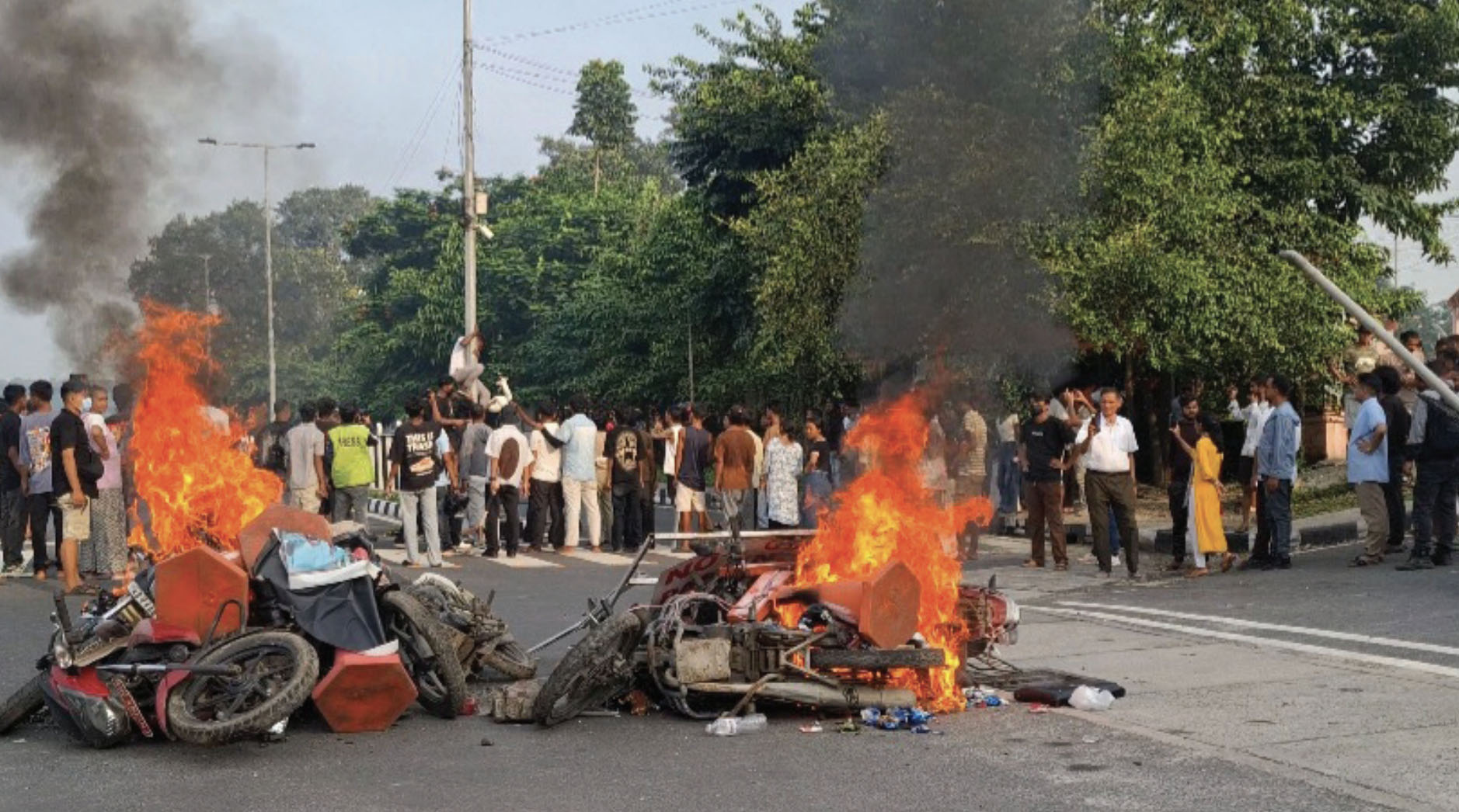 झापामा नेताका घरदेखि सरकारी कार्यालयमा तोडफोड र आगजनी