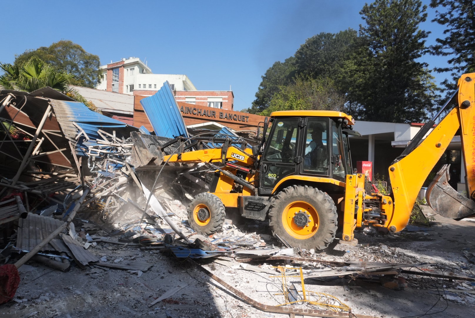 पूर्वमन्त्री खड्काको ब्यांकेटमा महानगरको डोजर