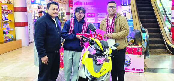 केएल टावरको दशैं उपहारमा रबिले जिते स्कुटर