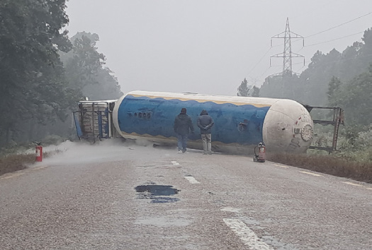 ग्यास बुलेट पल्टिँदा राजमार्ग अवरुद्ध