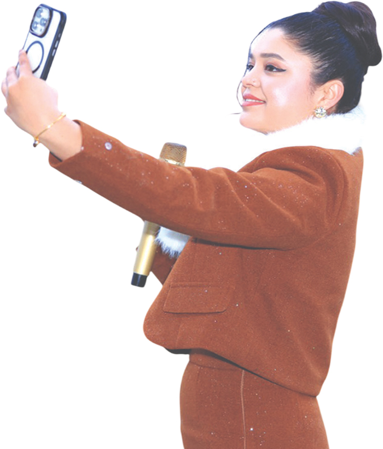 समीक्षाका गीतमा झुमे दर्शक