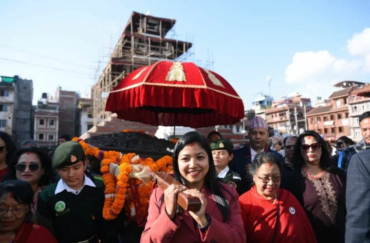 काठमाडौं महानगरपालिकाकी उपप्रमुख सुनीता डंगोल र अन्य तोरण बोक्दै
