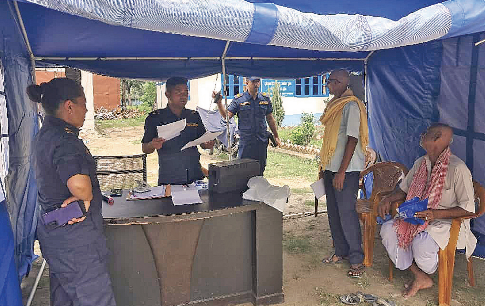 कार्यालय ध्वस्त भएपछि टेन्टबाटै सेवा