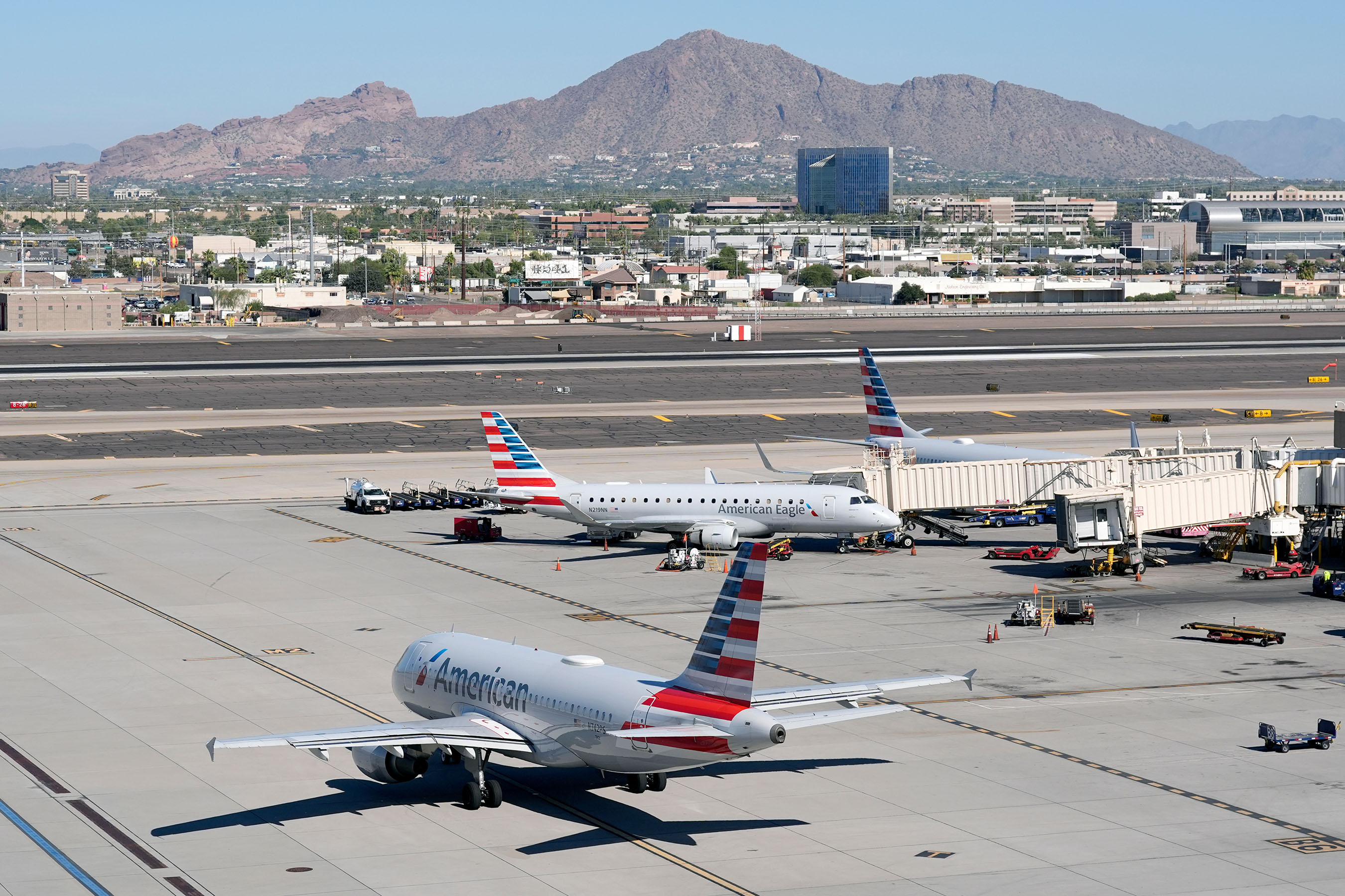 अमेरिकी शटडाउनका कारण २५ सय उडान रद्द