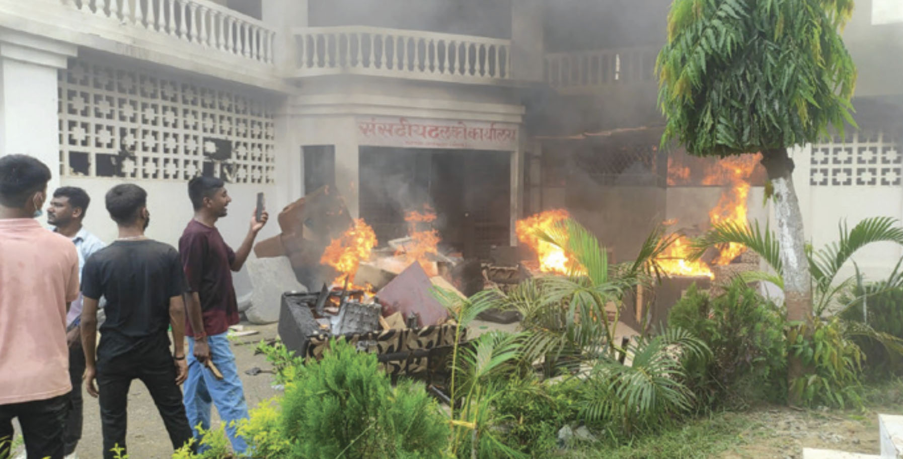 जनकपुरधाममा जेनजीको उग्र प्रदर्शन, सरकारी र पार्टी कार्यालयमा आगजनी