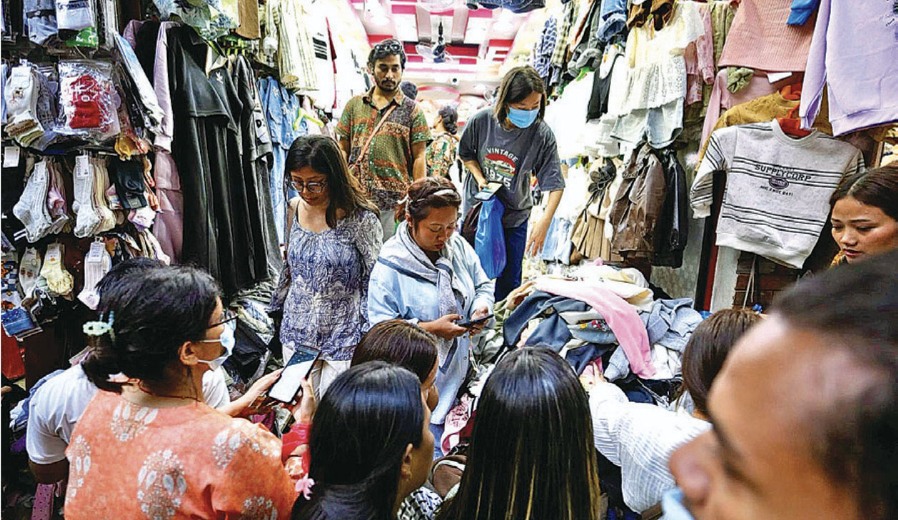 बजारमा भीडभाड, व्यापारी भन्छन् - छैन व्यापार