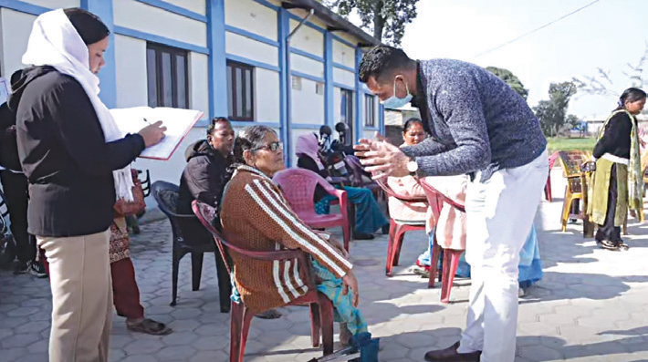 धनगढीले अपांगता सहायक सामग्री वितरण गर्ने