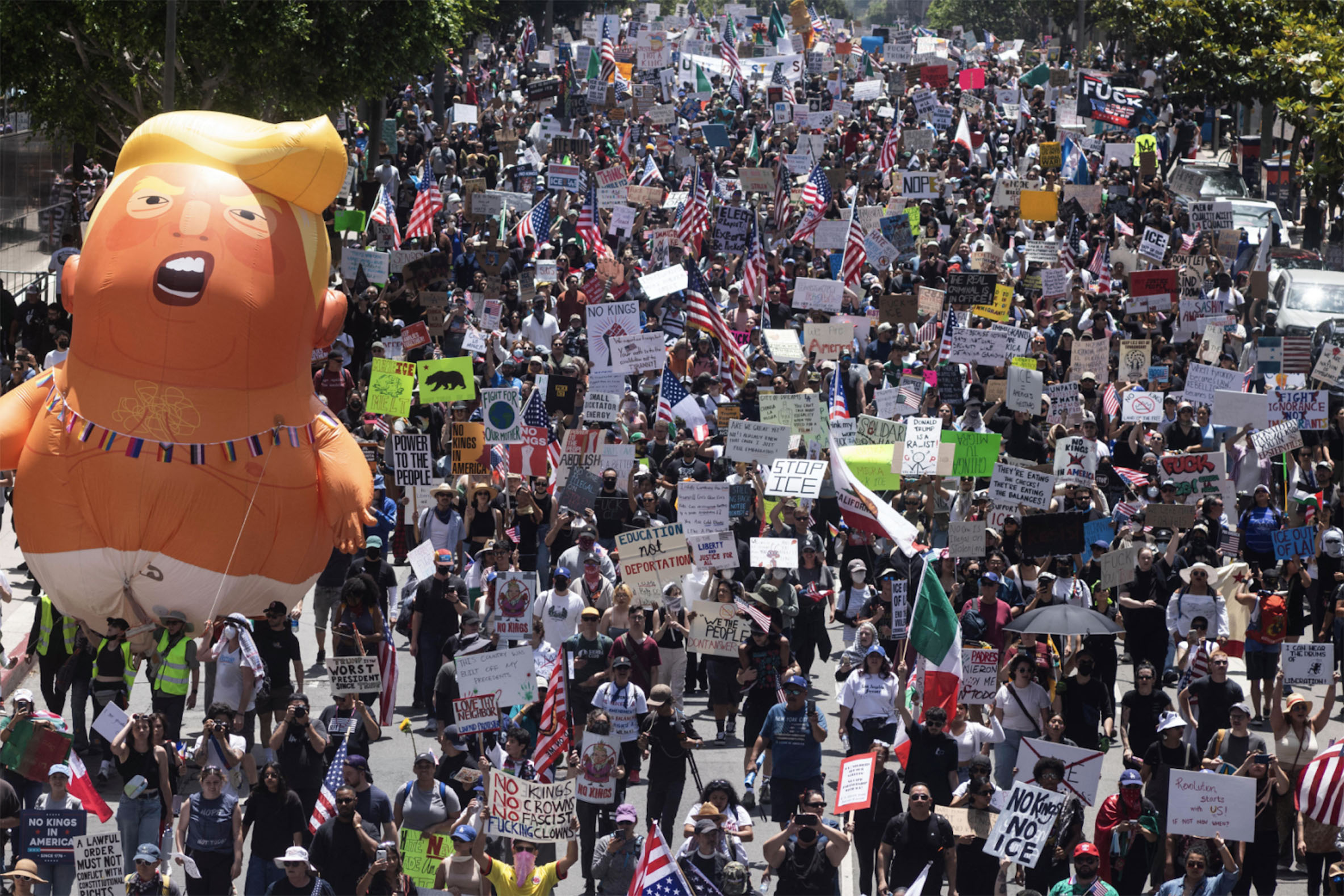 ट्रम्पको अधिनायकवादी शैलीविरुद्ध अमेरिकाभर ‘नो किङ्ग्स’ र्‍याली