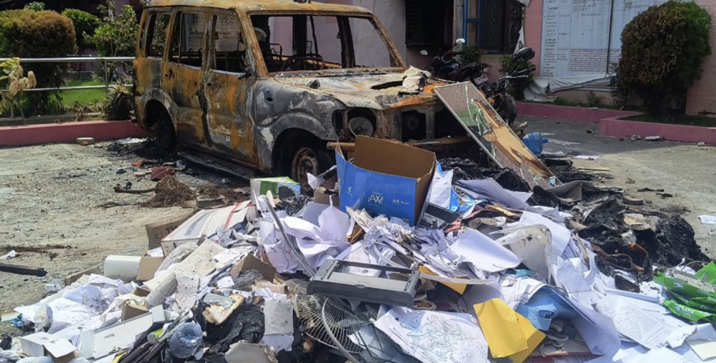 सप्तरीका सरकारी कार्यालयमा आगजनी, लुटिएको सम्पत्ति फिर्ता गर्न प्रशासनको आग्रह