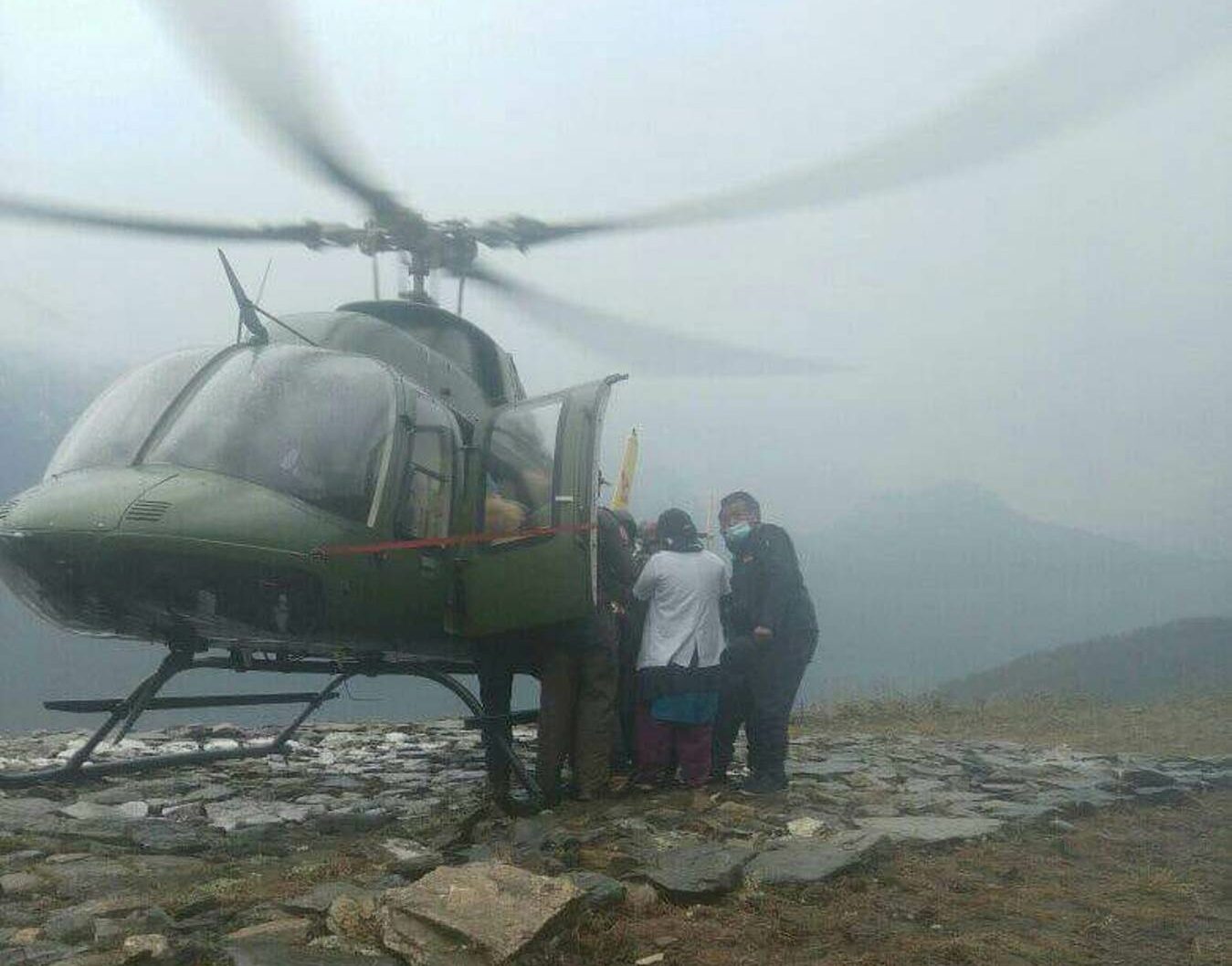 नेपाली सेनाको हेलिकप्टरबाट चारजना गर्भवतीको उद्धार